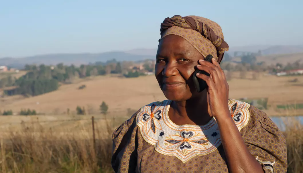 Mobiltelefon er nå like vanlig blant folk i Nigeria som i USA. Det samme er tilfelle i Sør-Afrika, der dette bildet er hentet fra. (Foto: Alistair Cotton, NTB scanpix)