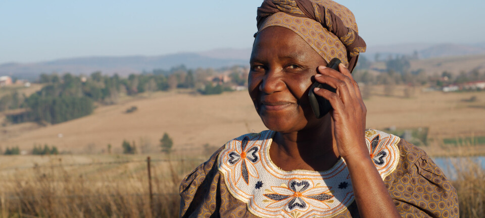 Mobiltelefon er nå like vanlig blant folk i Nigeria som i USA. Det samme er tilfelle i Sør-Afrika, der dette bildet er hentet fra. (Foto: Alistair Cotton, NTB scanpix)