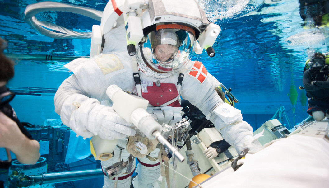 På grunn av overtrykket inne i romdrakten er det tungt å trene på romvandringer i Nasas tolv meter dype basseng i Neutral Buoyancy Laboratory, Houston, USA. (Foto: ESA) På grunn av overtrykket inne i romdrakten er det tungt å trene på romvandringer i Nasas tolv meter dype basseng i Neutral Buoyancy Laboratory, Houston, USA. (Foto: ESA)