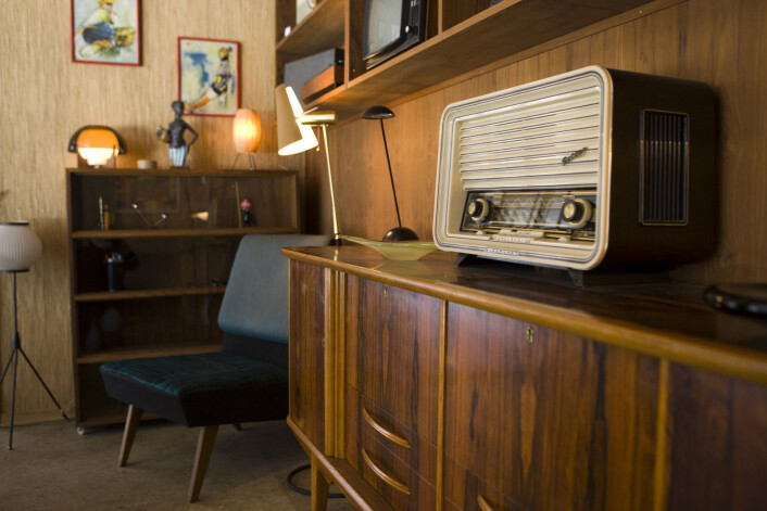 På 60-tallet våknet en del designere og reagerte på bruken av langreist treverk som teak og diverse edeltresorter. Nå er møblene og designen en del av retrobølgen, her med detaljer fra kaffe- og cocktailbaren Fuglen i Oslo. Den holder til i en opprinnelige kaffe- og tebutikk fra 1963. (Foto: Berit Roald, NTB scanpix) På 60-tallet våknet en del designere og reagerte på bruken av langreist treverk som teak og diverse edeltresorter. Nå er møblene og designen en del av retrobølgen, her med detaljer fra kaffe- og cocktailbaren Fuglen i Oslo. Den holder til i en opprinnelige kaffe- og tebutikk fra 1963. (Foto: Berit Roald, NTB scanpix)