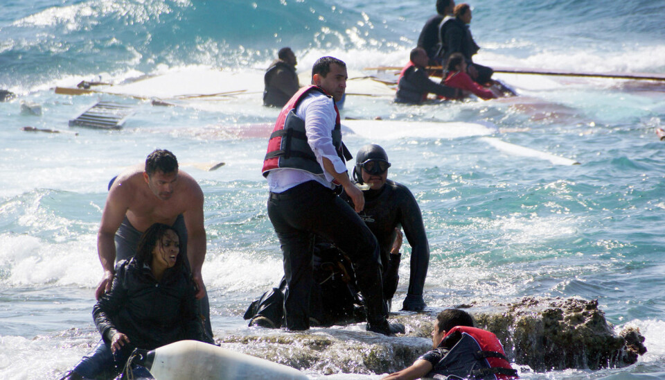 Flere tusen flyktninger har druknet i Middelhavet i forbindelse med flyktningstrømmen i området. Dette bildet ble tatt da en båt med flyktninger sank utenfor den greske øya Rhodos i april.  (Foto: Argiris Mantikos, AP/NTB scanpix)