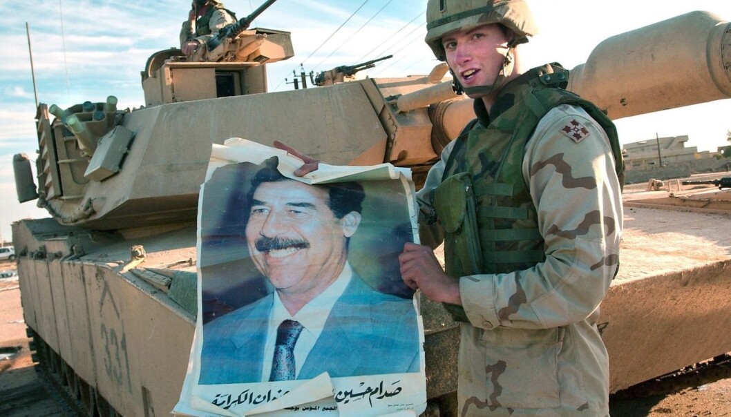 En amerikansk soldat fra 2003 viser frem en plakat av den avsatte irakiske presidenten Saddam Hussein. US Army Research Lab påpeker at den nye, matematiske logikken, som er utviklet ved Universitetet i Oslo, kan bedre det amerikanske etterretningsarbeidet. (Foto: Stefan Zaklin, EPA) En amerikansk soldat fra 2003 viser frem en plakat av den avsatte irakiske presidenten Saddam Hussein. US Army Research Lab påpeker at den nye, matematiske logikken, som er utviklet ved Universitetet i Oslo, kan bedre det amerikanske etterretningsarbeidet. (Foto: Stefan Zaklin, EPA)