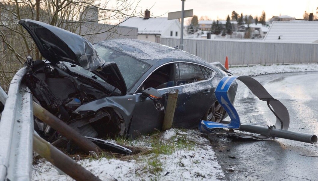 Jo mer rekkverket og fronten av bilen deformeres, jo bedre er det for menneskene som sitter i bilen under en kollisjon, sier NTNU-eksperter om bilen som Petter Northug kjørte inn i rekkverket 4. mai i fjor. (Foto: Henrik Sundgård) Jo mer rekkverket og fronten av bilen deformeres, jo bedre er det for menneskene som sitter i bilen under en kollisjon, sier NTNU-eksperter om bilen som Petter Northug kjørte inn i rekkverket 4. mai i fjor. (Foto: Henrik Sundgård)