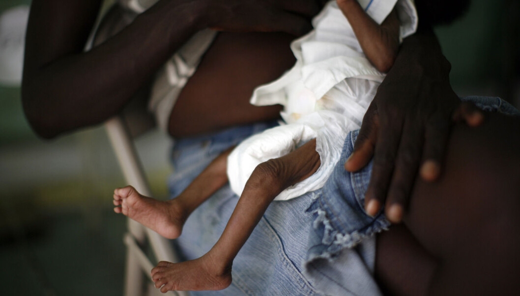 Bildet viser en liten underernært gutt som får pupp av moren sin på sykehus i Port -au-Prince på Haiti, i 2010, der diaré og andre sykdommer ble en krise i krisen som jordskjelvet skapte her samme år. (Illustrasjonsfoto: AP Photo/Rodrigo Abd) Bildet viser en liten underernært gutt som får pupp av moren sin på sykehus i Port -au-Prince på Haiti, i 2010, der diaré og andre sykdommer ble en krise i krisen som jordskjelvet skapte her samme år. (Illustrasjonsfoto: AP Photo/Rodrigo Abd)