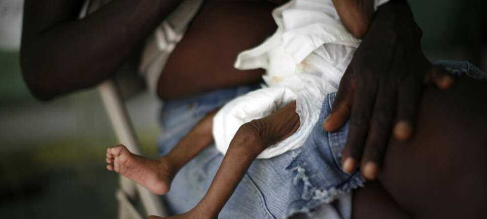 Bildet viser en liten underernært gutt som får pupp av moren sin på sykehus i Port -au-Prince på Haiti, i 2010, der diaré og andre sykdommer ble en krise i krisen som jordskjelvet skapte her samme år.  (Illustrasjonsfoto: AP Photo/Rodrigo Abd)