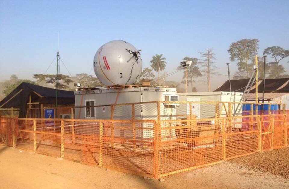 Det belgiske feltlaboratoriet B-LiFE med antenne for satellittkommunikasjon på taket ved et behandlingssenter for ebola i Guinea. (Foto: ESA)