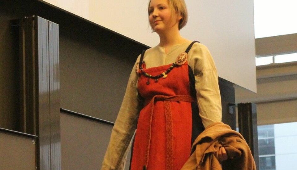 En komplett kvinnedrakt i en av vikingtidens mest populære farger, nemlig rød. Skålspenner holder kjolen oppe. Denne typen spenner gikk av moten midtveis i vikingtiden.  (Foto: Johan Skov Andersen)
