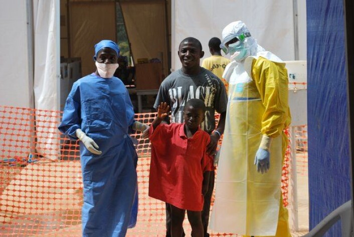 En ung pasient i Guinea er frisk av ebola etter behandling ved blant annet B-LiFE, et feltlaboratorium med satellitteknologi utviklet av ESAs ARTES-program. (Foto: ESA) En ung pasient i Guinea er frisk av ebola etter behandling ved blant annet B-LiFE, et feltlaboratorium med satellitteknologi utviklet av ESAs ARTES-program. (Foto: ESA)