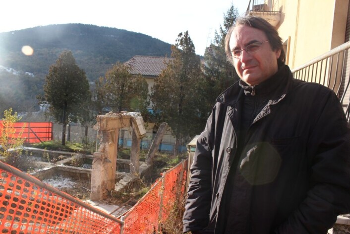 I seks timar lå Vincenzo Vittorini nedgravd i betongmassar og møblar etter jordskjelvet. Kona og dottera overlevde ikkje. (Foto: Silje Pileberg) I seks timar lå Vincenzo Vittorini nedgravd i betongmassar og møblar etter jordskjelvet. Kona og dottera overlevde ikkje. (Foto: Silje Pileberg)