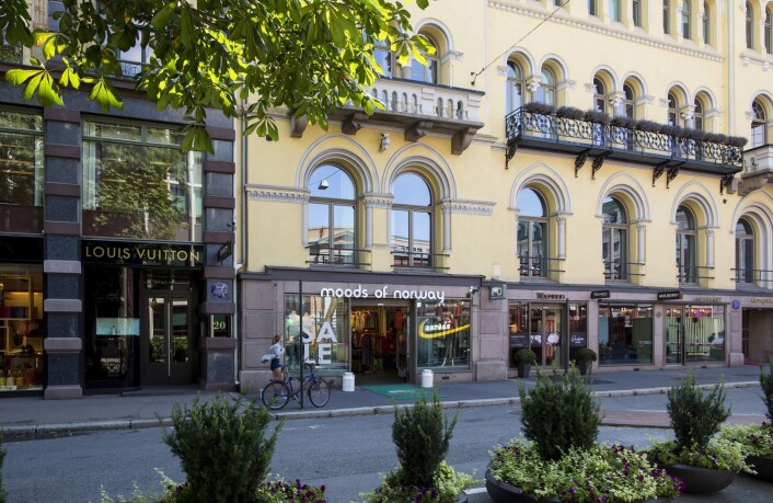 Louis Vuitton belt and speedy. Tan boots and jeans. Oslo, Norway