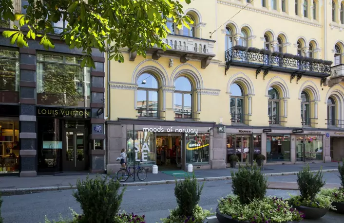I området rundt Stortinget i Oslo har antallet luksusbutikker økt markant de siste årene. Dette bildet er fra Akersgata, der Louis Vuitton åpnet sin første butikk i Norge i november 2005. Både Moods of Norway og Mulberry og flere andre butikker har fulgt etter.  (Foto: Vegard Wivestad Grøtt, NTB Scanpix)