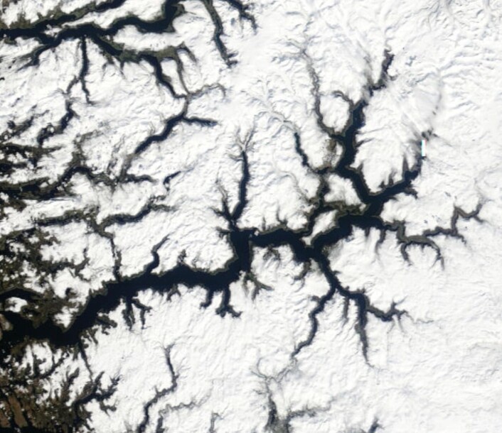 Sommeren er ikke her riktig enda, som vi ser i dette satellittbildet fra Sognefjorden 28 april. (Bilde: NASA Terra MODIS) Sommeren er ikke her riktig enda, som vi ser i dette satellittbildet fra Sognefjorden 28 april. (Bilde: NASA Terra MODIS)