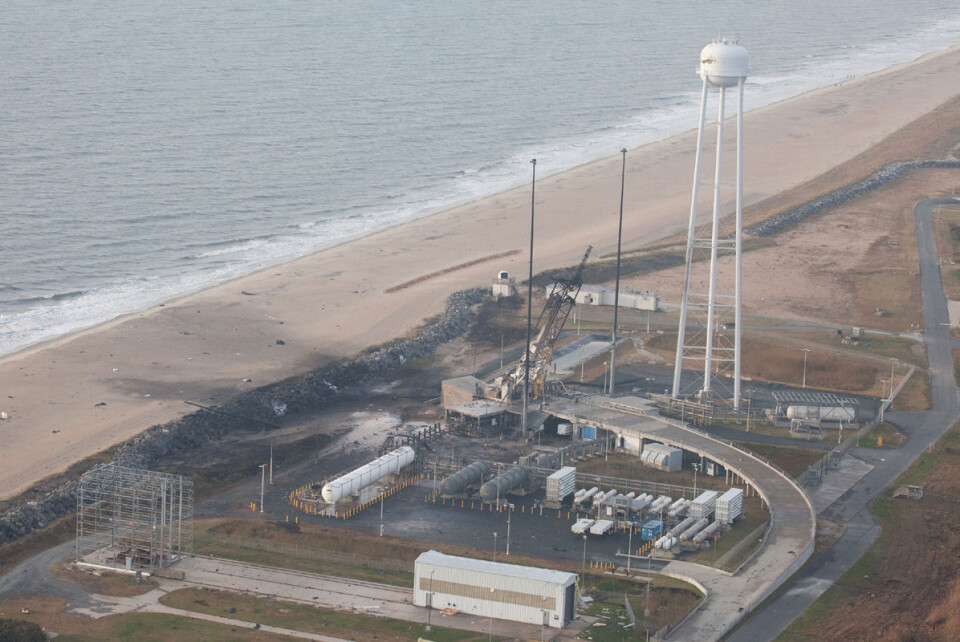 Den ødelagte utskytningsrampen på NASAs Wallops Flight Facility i Virginia etter at Antares-raketten havarerte kort tid etter oppskytning 29. oktober 2014. (Foto: NASA)