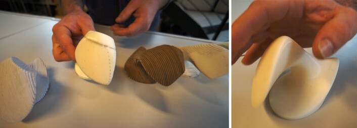 Til venstre: Utviklingstrinn fra ryggvirvel hos hvithval, med gjentatte bearbeidinger av 3D-printede modeller og ny skanning. Til høyre: Modell av den ferdige ergonomiske datamusen. (Foto: Arnfinn Christensen) Til venstre: Utviklingstrinn fra ryggvirvel hos hvithval, med gjentatte bearbeidinger av 3D-printede modeller og ny skanning. Til høyre: Modell av den ferdige ergonomiske datamusen. (Foto: Arnfinn Christensen)