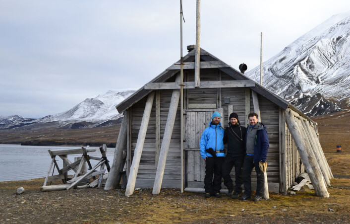 3D-teamet foran den forlatte fangsthytta i Ingebrigtsenbukta. Fra venstre: André Gali, Trond Kasper Mikkelsen og Jan Dyre Bjerknes. (Foto: Trond Kasper Mikkelsen) 3D-teamet foran den forlatte fangsthytta i Ingebrigtsenbukta. Fra venstre: André Gali, Trond Kasper Mikkelsen og Jan Dyre Bjerknes. (Foto: Trond Kasper Mikkelsen)