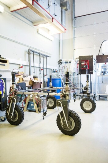 Målet er landbruksroboten på Ås skal kjøre alene uten å bli styrt av mennesker. (Foto: Thomas Haugersveen) Målet er landbruksroboten på Ås skal kjøre alene uten å bli styrt av mennesker. (Foto: Thomas Haugersveen)