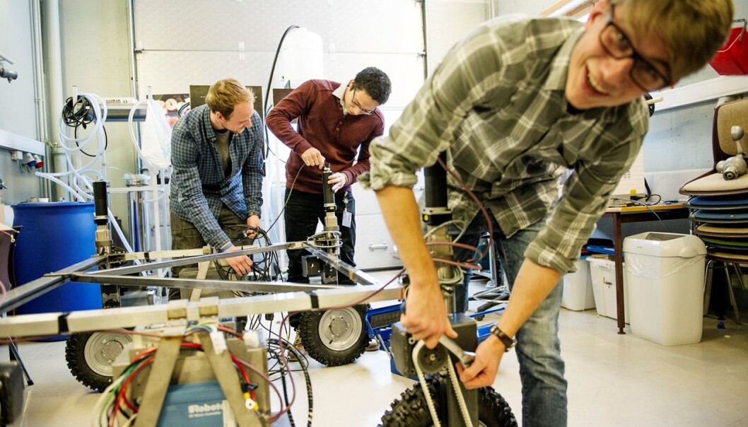 Landbruksroboten er utviklet av norske og brasilianske masterstudenter. – Landbruket drives i dag med tunge maskiner for å rekke overalt på jordene. Et bedre alternativ er å bytte disse ut med flere lette, billigere og selvgående roboter, sier forskningstekniker Lars Grimstad (t.h.). (Foto:Thomas Haugersveen) Landbruksroboten er utviklet av norske og brasilianske masterstudenter. – Landbruket drives i dag med tunge maskiner for å rekke overalt på jordene. Et bedre alternativ er å bytte disse ut med flere lette, billigere og selvgående roboter, sier forskningstekniker Lars Grimstad (t.h.). (Foto:Thomas Haugersveen)