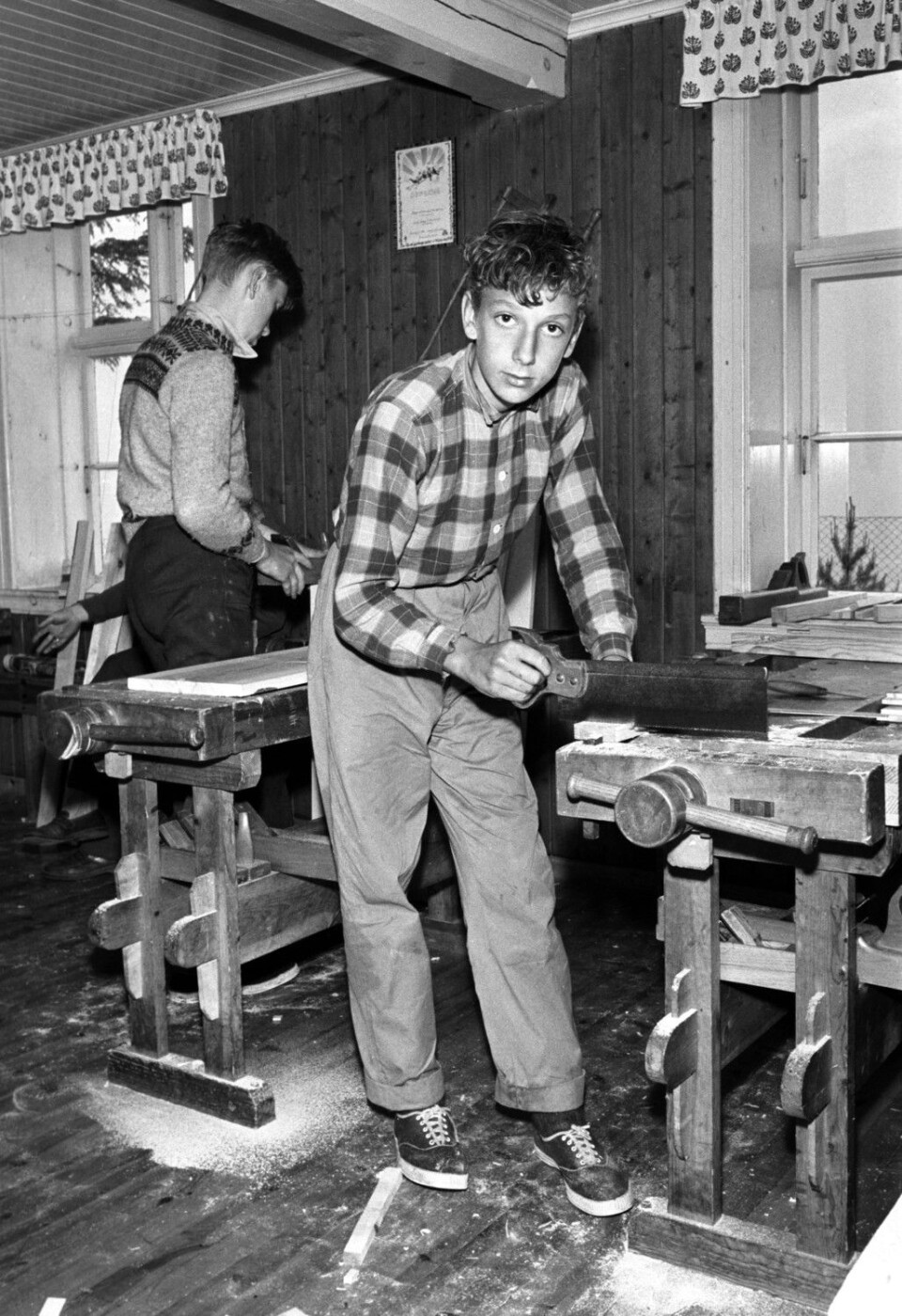 Sløydtime på Bagne skole ved Ulvik i Hardanger, mai 1961. På bildet er elevene Jon Asle Utne (foran) broren Oddmund Johan Utne i gang ved høvelbenkene. I 2015 velger lærerne fremdeles ofte å prioritere det trygge og tradisjonelle i kunst og -håndverkfaget, mener Åsta Rimstad. (Foto: Aaserud / Aktuell / Scanpix)