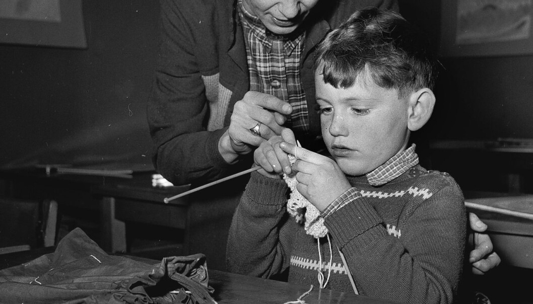 En liten gutt lærer å strikke på en Rudolf Steiner-skole i 1995. Ifølge Åsta Rimstads nye doktoravhandling, har kunst og -håndverkfaget i skolen i praksis knapt utviklet seg på 150 år. (Foto: Scanpix Denmark) En liten gutt lærer å strikke på en Rudolf Steiner-skole i 1995. Ifølge Åsta Rimstads nye doktoravhandling, har kunst og -håndverkfaget i skolen i praksis knapt utviklet seg på 150 år. (Foto: Scanpix Denmark)