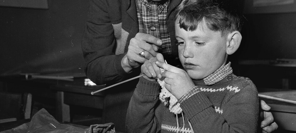 En liten gutt lærer å strikke på en Rudolf Steiner-skole i 1995. Ifølge Åsta Rimstads nye doktoravhandling, har kunst og -håndverkfaget i skolen i praksis knapt utviklet seg på 150 år.  (Foto: Scanpix Denmark)