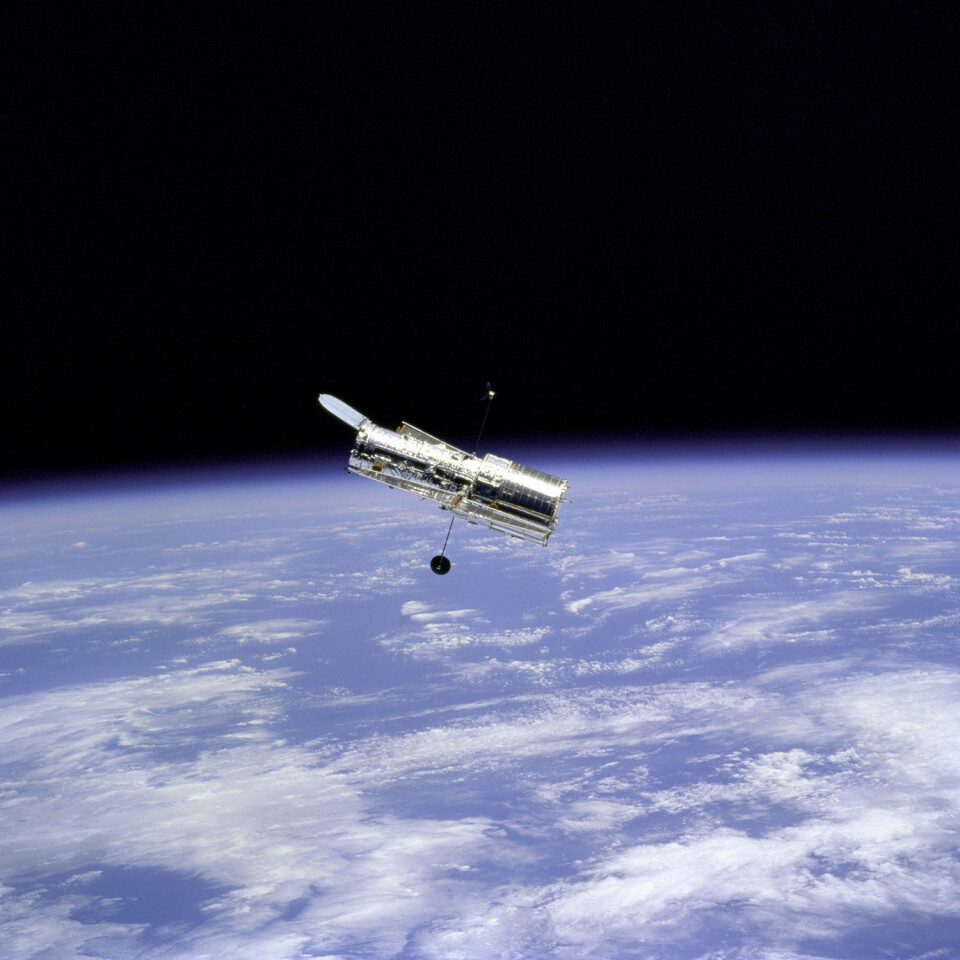 Hubble i bane rundt jorda. Her har romteleskopet vært i hele 25 år, siden 24. april 1990. (Foto: NASA/ESA)