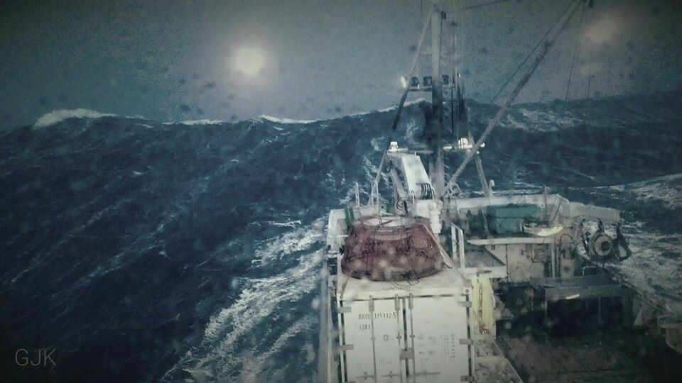 Northeastern i røff sjø på krabbefeltet. HMS er en klar utfordring for dette fisket. (Foto: Arne Birkeland)
