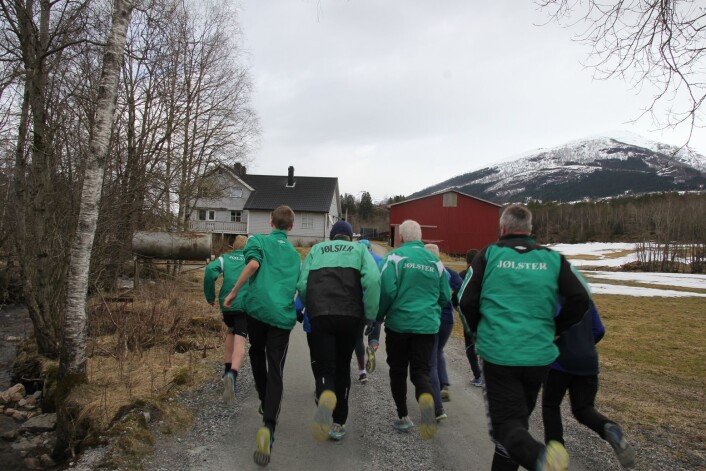 På Gubbetrimmen går det i fartstrening langs landevegen. Rolege langturar tek dei heller for seg sjølve. (Foto: Katrine Sele) På Gubbetrimmen går det i fartstrening langs landevegen. Rolege langturar tek dei heller for seg sjølve. (Foto: Katrine Sele)