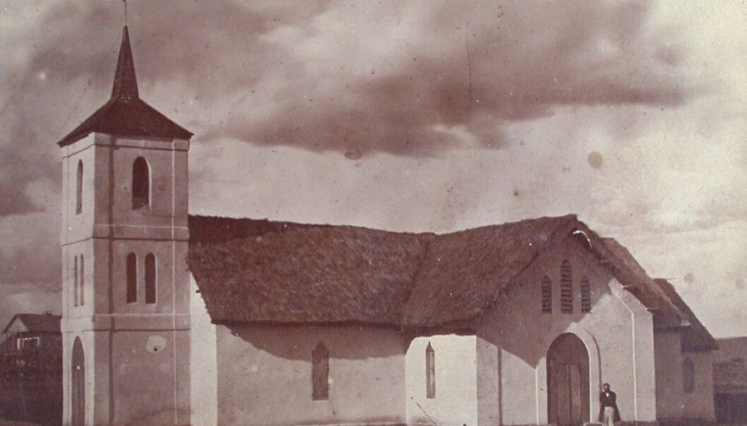Kirken i Sirabe på Madagaskar, fra cirka 1877, ukjent fotograf. (Kilde: Misjonshøgskolen, Misjonsarkivet) Kirken i Sirabe på Madagaskar, fra cirka 1877, ukjent fotograf. (Kilde: Misjonshøgskolen, Misjonsarkivet)