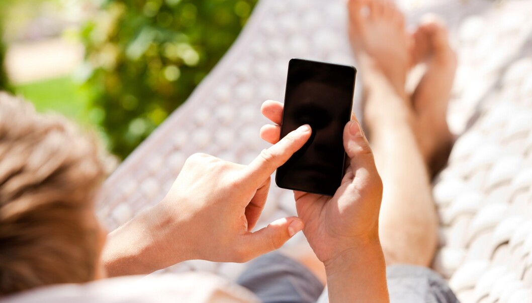 I anledning av solstormen 13. mars skrev flere medier at signalet mellom mobilen og masten kunne bli påvirket. Men det er altså ikke tilfelle, mener flere forskere. (Foto: Colourbox) I anledning av solstormen 13. mars skrev flere medier at signalet mellom mobilen og masten kunne bli påvirket. Men det er altså ikke tilfelle, mener flere forskere. (Foto: Colourbox)