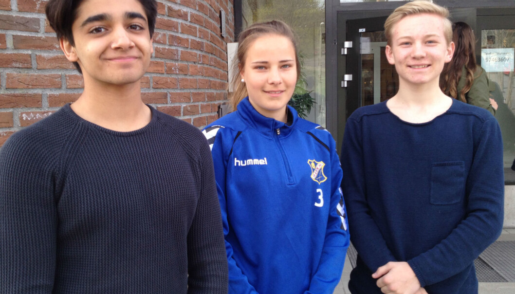 – Jeg tror ikke det å være populær er så viktig i ungdomsmiljøene lenger, sier Kasper Hellstrøm Nordahl (t.h).Her er han sammen med klassekameratene Jobin Izadpanah (t.v) og Mari Floor Brenden fra 10B på Årvoll skole i Oslo. (Foto: Ida Korneliussen) – Jeg tror ikke det å være populær er så viktig i ungdomsmiljøene lenger, sier Kasper Hellstrøm Nordahl (t.h).Her er han sammen med klassekameratene Jobin Izadpanah (t.v) og Mari Floor Brenden fra 10B på Årvoll skole i Oslo. (Foto: Ida Korneliussen)