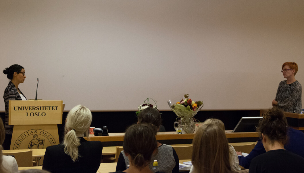 Sosiolog Marjan Nadim (t.v.) blir grillet under forsvaret av sin doktoravhandling. – Det var veldig vanskelige spørsmål, sier hun etterpå. (Foto: Ida Kvittingen, forskning.no) Sosiolog Marjan Nadim (t.v.) blir grillet under forsvaret av sin doktoravhandling. – Det var veldig vanskelige spørsmål, sier hun etterpå. (Foto: Ida Kvittingen, forskning.no)