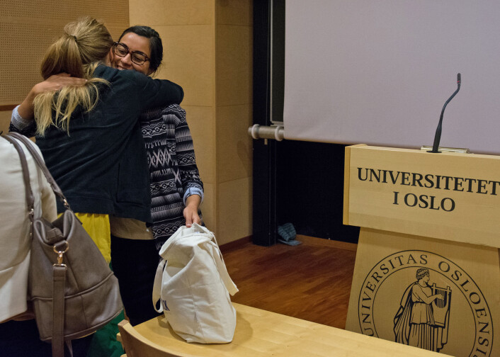 Endelig ferdig: Marjan Nadim blir gratulert etter disputas på Universitetet i Oslo. Nå har hun doktorgraden. (Foto: Ida Kvittingen, forskning.no) Endelig ferdig: Marjan Nadim blir gratulert etter disputas på Universitetet i Oslo. Nå har hun doktorgraden. (Foto: Ida Kvittingen, forskning.no)