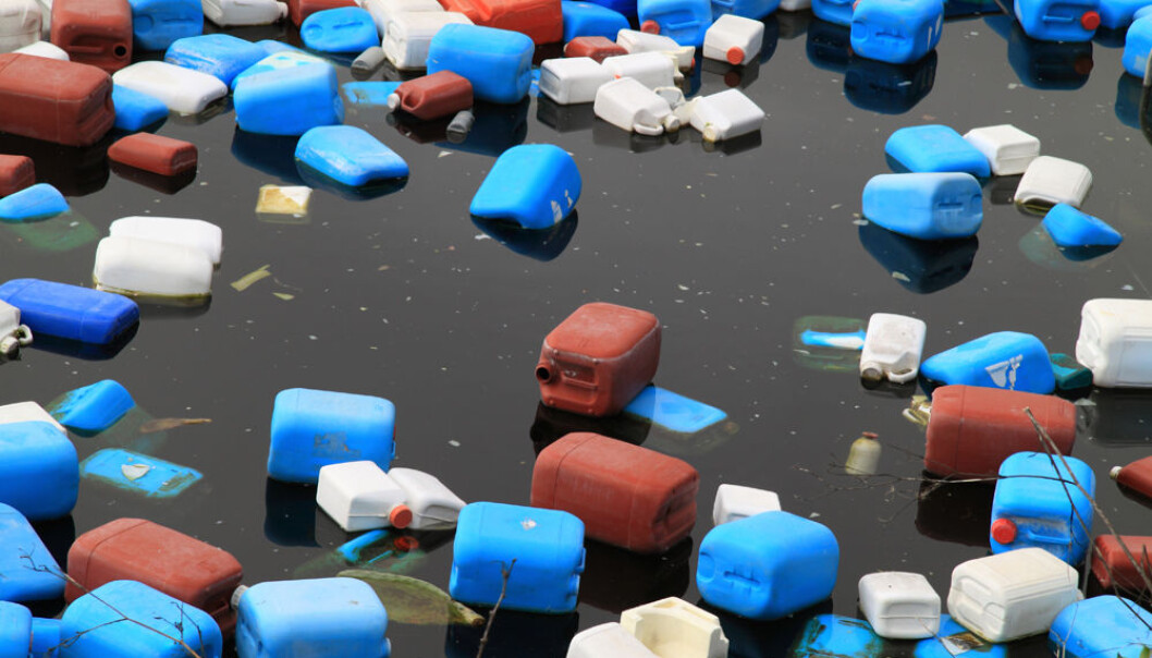 Plastsøppel kan gjøre stor skade på livet i havet. Men hvor mye plast som havner på sjøen, er vanskelig å finne ut av. (Foto: Colourbox) Plastsøppel kan gjøre stor skade på livet i havet. Men hvor mye plast som havner på sjøen, er vanskelig å finne ut av. (Foto: Colourbox)