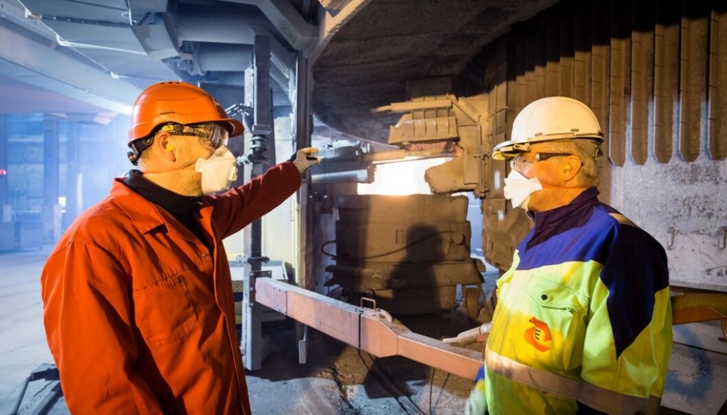 Silisiumindustrien i Norge er i gang med å redusere støvkonsentrasjonen i lufta rundt operatørene. Til fjerning av støv fra tappingen har Bernd Wittgens fra SINTEF (til venstre) og Halvard Tveit fra Elkem og NTNU vært med på å utvikle et nytt avsug som Elkems verk på Thamshavn var først ute med å ta i bruk. (Foto: SINTEF / Thor Nielsen) Silisiumindustrien i Norge er i gang med å redusere støvkonsentrasjonen i lufta rundt operatørene. Til fjerning av støv fra tappingen har Bernd Wittgens fra SINTEF (til venstre) og Halvard Tveit fra Elkem og NTNU vært med på å utvikle et nytt avsug som Elkems verk på Thamshavn var først ute med å ta i bruk. (Foto: SINTEF / Thor Nielsen)