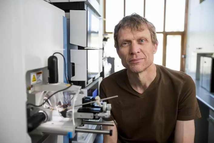 Professor Vincent Eijsink og kollegene hans er på sporet etter unike enzymer som kan bidra til å utvikle nye, verdifulle produkter fra skog- og fiskeriavfall. (Foto: Håkon Sparre, NMBU)