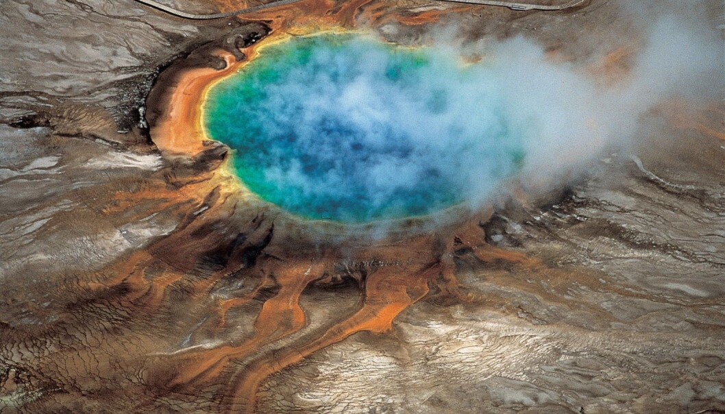 Et krater i Yellowstone nasjonalpark. De fantastiske fargene kommer blant annet av bakterier som lever i det glovarme vannet. Under disse formasjonene ligger en av verdens største supervulkaner. (Foto: "Windows into the Earth" Robert B. Smith og Lee J. Siegel) Et krater i Yellowstone nasjonalpark. De fantastiske fargene kommer blant annet av bakterier som lever i det glovarme vannet. Under disse formasjonene ligger en av verdens største supervulkaner. (Foto: "Windows into the Earth" Robert B. Smith og Lee J. Siegel)