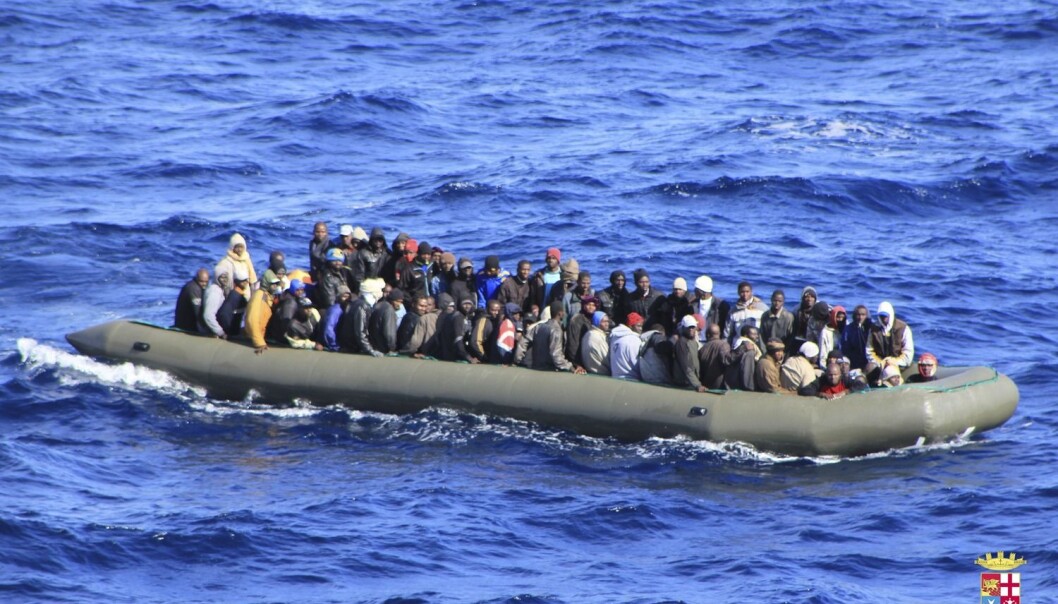 En båt med flyktninger som etter en lang reise over Middelhavet er i ferd med å bli reddet av det italienske marineskipet San Marco utenfor kysten av Sicilia. (Foto: Reuters) En båt med flyktninger som etter en lang reise over Middelhavet er i ferd med å bli reddet av det italienske marineskipet San Marco utenfor kysten av Sicilia. (Foto: Reuters)