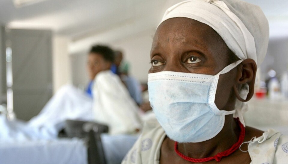 Denne kvinnen har testet positivt for superresistent tuberkulose. Her venter hun på behandling ved sykehuset Tugela Ferry i den fattige KwaZulu Natal-provinsen i Sør-Afrika, i 2006. Stadig flere blir rammet av multiresistent og superresistent tuberkulose. (Foto: Reuters)