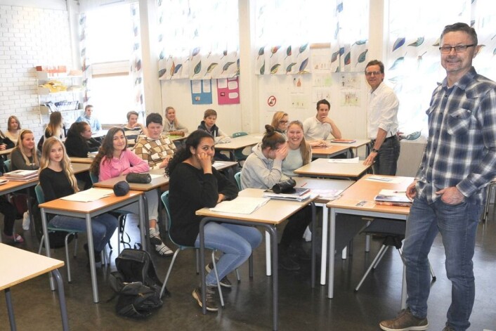Ved skoler i Nord-Østerdalen har elevene fått gode resultater gjennom mange år. Her er lærer, rektor og utdanningssjef sammen med klasse 9B ved Tynset ungdomsskole. Men hvorfor får de ikke til det samme sør i Hedmark fylke, hvor forutsetningene tilsynelatende er de samme? (Foto: Erland Vingelsgård, Arbeidets Rett) Ved skoler i Nord-Østerdalen har elevene fått gode resultater gjennom mange år. Her er lærer, rektor og utdanningssjef sammen med klasse 9B ved Tynset ungdomsskole. Men hvorfor får de ikke til det samme sør i Hedmark fylke, hvor forutsetningene tilsynelatende er de samme? (Foto: Erland Vingelsgård, Arbeidets Rett)