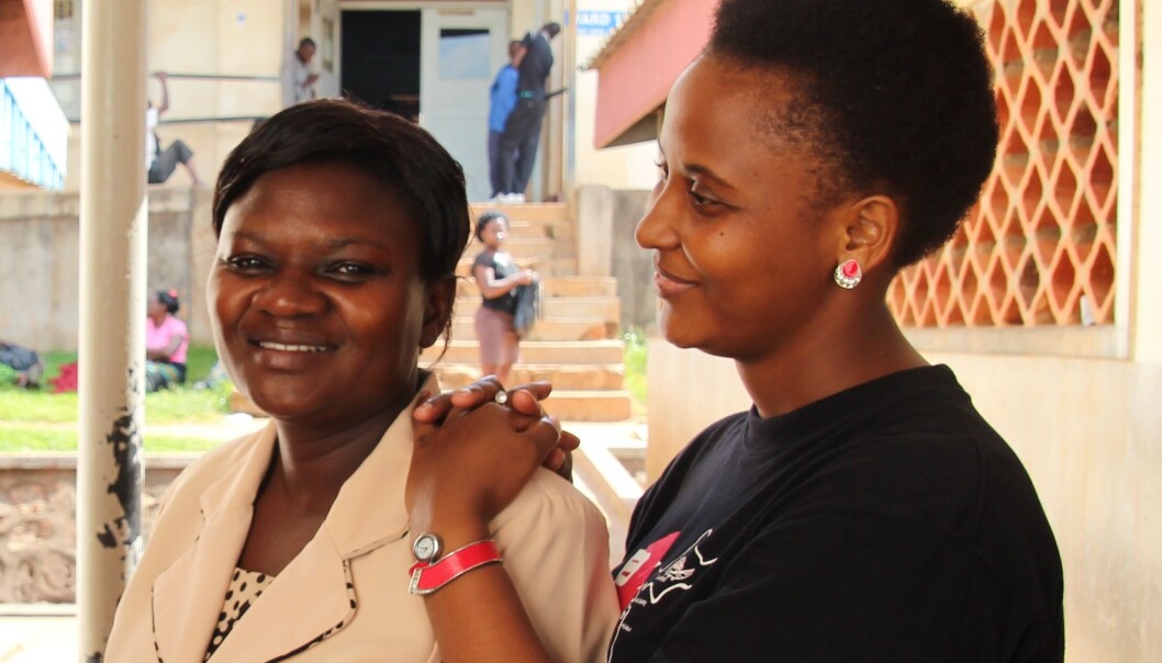 – Eg fekk leiarstilling på grunn av mastergraden min, seier Olive Norah Nabacwa (til venstre), leiar av ein av to fødeavdelingar på Mulago-sjukehuset i Kampala i Uganda. Her saman med kollega Stella Mushy. (Foto: Runo Isaksen, SIU) – Eg fekk leiarstilling på grunn av mastergraden min, seier Olive Norah Nabacwa (til venstre), leiar av ein av to fødeavdelingar på Mulago-sjukehuset i Kampala i Uganda. Her saman med kollega Stella Mushy. (Foto: Runo Isaksen, SIU)