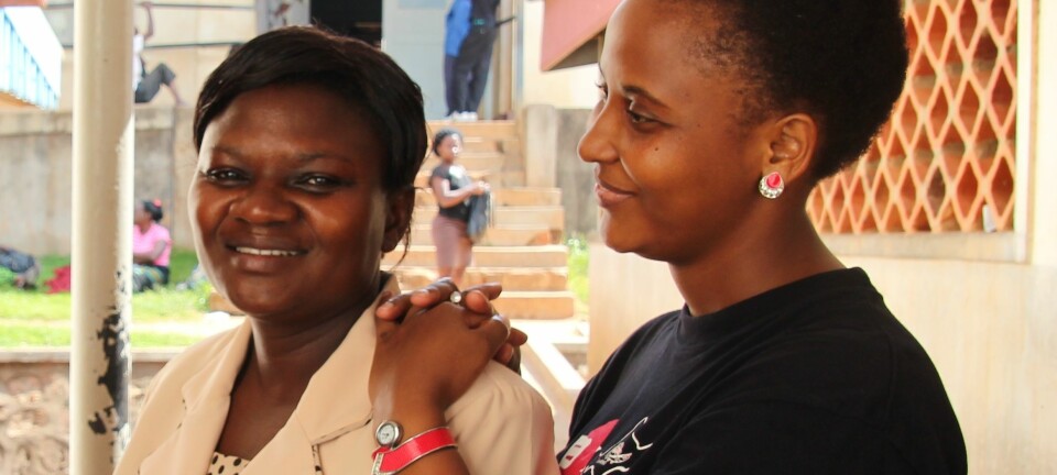 – Eg fekk leiarstilling på grunn av mastergraden min, seier Olive Norah Nabacwa (til venstre), leiar av ein av to fødeavdelingar på Mulago-sjukehuset i Kampala i Uganda. Her saman med kollega Stella Mushy. (Foto: Runo Isaksen, SIU)
