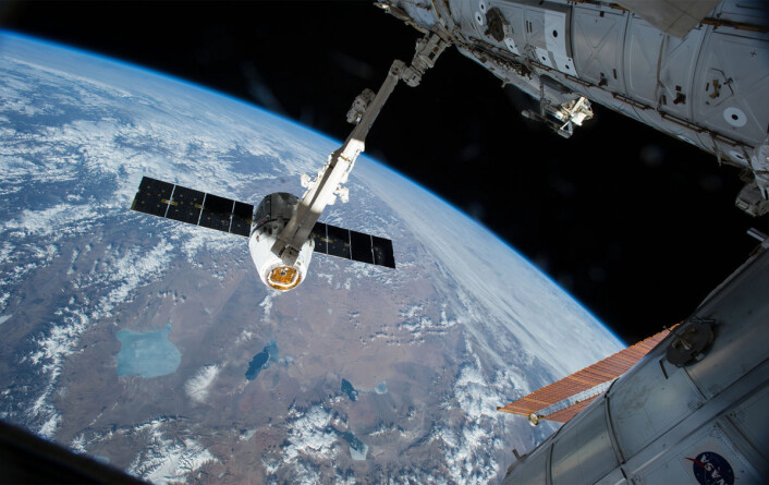Falcon-romkapselen tilkoblet den internasjonale romstasjonen etter vellykket oppskytning 14. april 2015. (Foto: NASA) Falcon-romkapselen tilkoblet den internasjonale romstasjonen etter vellykket oppskytning 14. april 2015. (Foto: NASA)