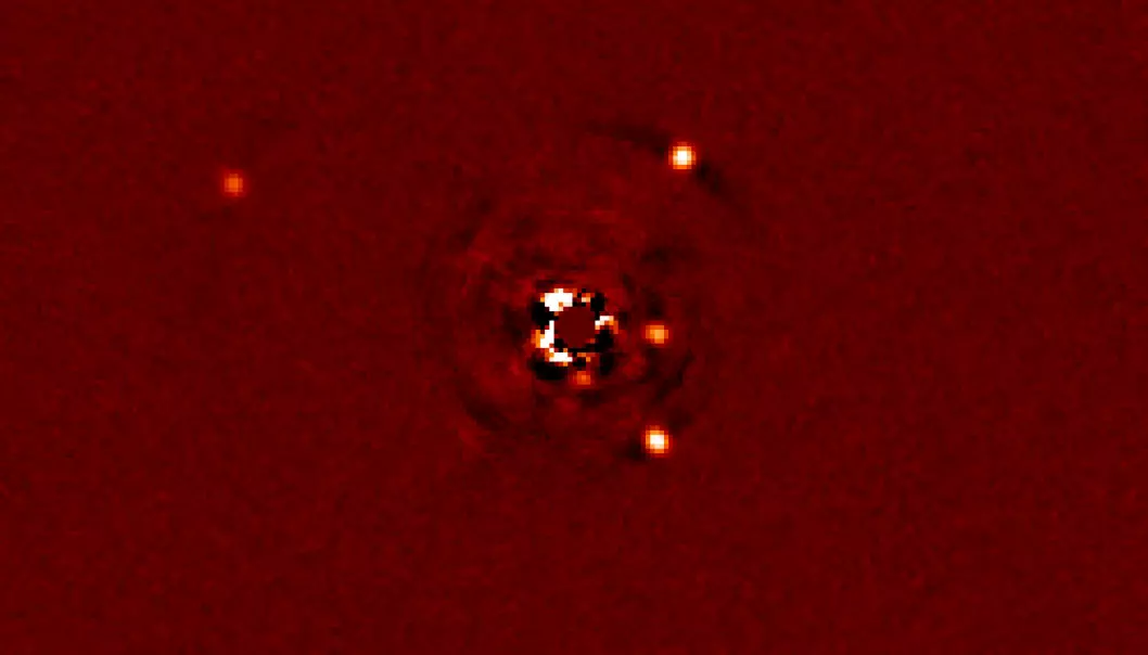 Bildet viser de fire planetene som går i bane rundt HR8799. Planetene vises som lyse punkter med infrarød stråling. Lyset fra stjernen har blitt fjernet ved hjelp av digitale filtre.  (Foto: A.-L. Maire / LBTO)
