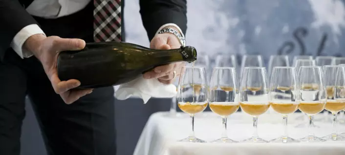 En av de nesten 200 år gamle champagneflaskene ble åpnet på en tilstelning i Finland i 2010. Her serveres den eldgamle, men drikkelige champagnen. (Foto: Jonathan Nackstrand, AFP)