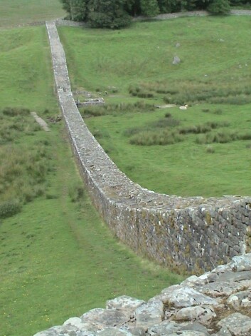 En rest av Hadrians mur, med navn etter den romerske keiseren Hadrian. Game of Thrones forfatteren sier han ble inspirert av denne da han skrev inn den høye muren mellom nord og sør i Westeros. (Foto: Wikimedia Commons. Bildet er offentlig eiendom) En rest av Hadrians mur, med navn etter den romerske keiseren Hadrian. Game of Thrones forfatteren sier han ble inspirert av denne da han skrev inn den høye muren mellom nord og sør i Westeros. (Foto: Wikimedia Commons. Bildet er offentlig eiendom)