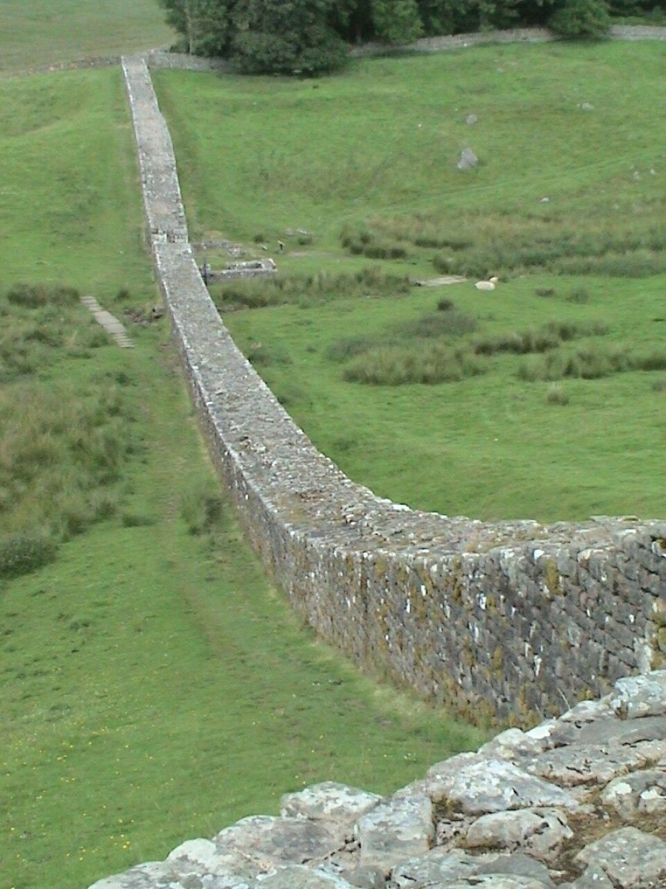 En rest av Hadrians mur, med navn etter den romerske keiseren Hadrian. Game of Thrones forfatteren sier han ble inspirert av denne da han skrev inn den høye muren mellom nord og sør i Westeros. (Foto: Wikimedia Commons. Bildet er offentlig eiendom)