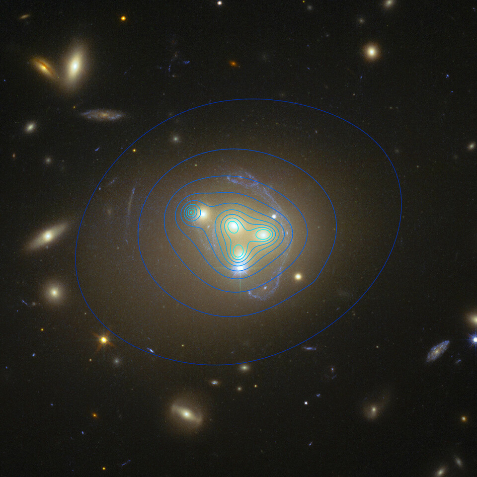 Slik tror forskerne at den mørke materien fordeler seg i dette systemet, basert på hvordan lyset vrir og vendes. Den nedbremsede flekken er til venstre i bilde.  (Foto: ESO)
