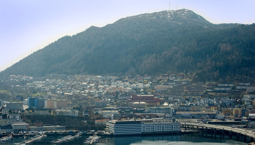 Løvstakken ruver bak Bergen sentrum. NGUs rapport konkluderer likevel med at den ikke blir byens radiator med det første. (Foto: Creative Commons) Løvstakken ruver bak Bergen sentrum. NGUs rapport konkluderer likevel med at den ikke blir byens radiator med det første. (Foto: Creative Commons)