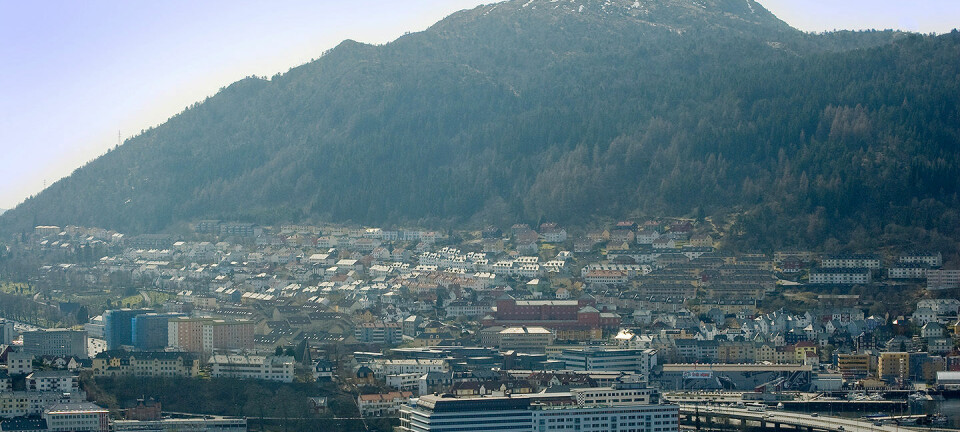 Løvstakken ruver bak Bergen sentrum. NGUs rapport konkluderer likevel med at den ikke blir byens radiator med det første.  (Foto: Creative Commons)