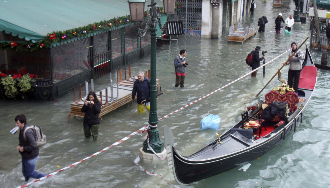 Venezia trenger hjelp for å kunne stå imot fremtidens flodbølger. Her fra en flom i desmber 2008. (Foto: Manuel Silvestri, Reuters) Venezia trenger hjelp for å kunne stå imot fremtidens flodbølger. Her fra en flom i desmber 2008. (Foto: Manuel Silvestri, Reuters)